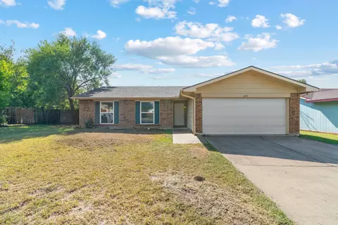 205 Willow Creek Ln, Fort Worth, TX 76134