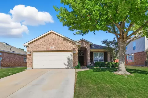832 Pebblecreek Dr, Burleson, TX 76028