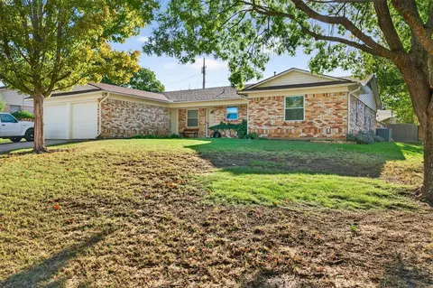 2901 Yorkshire Dr, Sherman, TX 75092