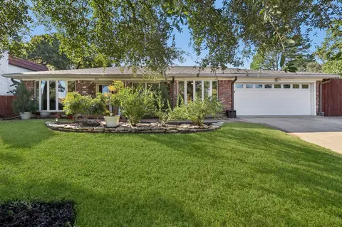 813 Overhill Ct, Hurst, TX 76053