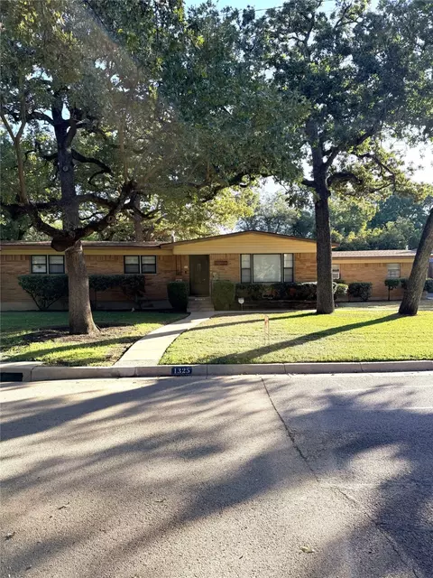 1325 Redbud Dr, Arlington, TX 76012