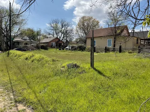 1515 E Peach St, Fort Worth, TX 76102