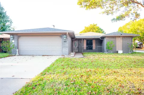 900 Savannah Dr, Ennis, TX 75119