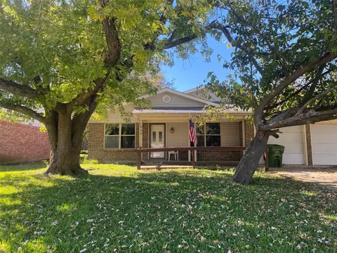 808 N Hughes St, Howe, TX 75459