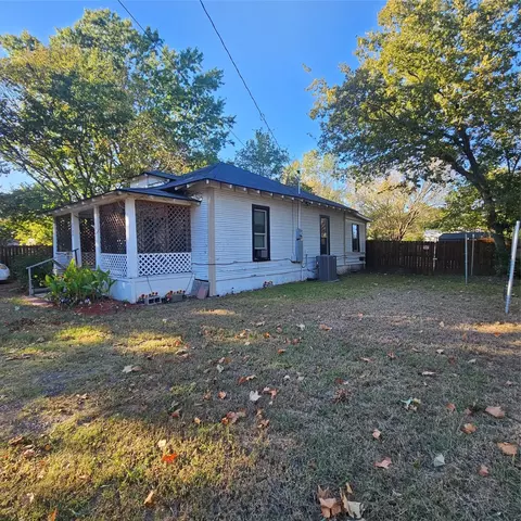 1304 S 5th St, Bonham, TX 75418