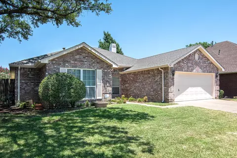 8112 Autumn Run Ln, North Richland Hills, TX 76182
