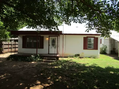 504 N Cedar St, Seymour, TX 76380