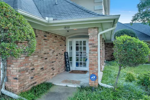 1800 Hampton Dr, Bedford, TX 76021