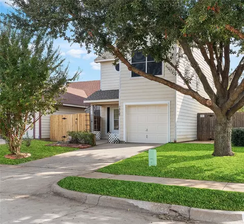 10605 Many Oaks Dr, Fort Worth, TX 76140