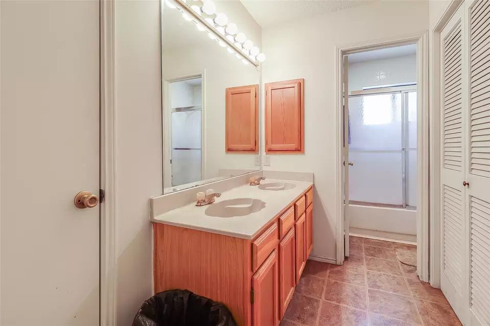 Bath - 1728 Hackamore St, Mesquite, TX 75149 photo 2 of 2