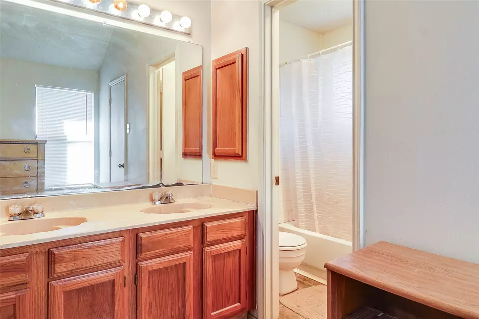 Bath - 1728 Hackamore St, Mesquite, TX 75149 photo 1 of 2