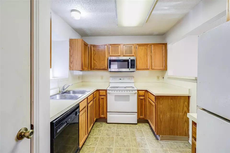 Kitchen - 1728 Hackamore St, Mesquite, TX 75149 photo 2 of 2