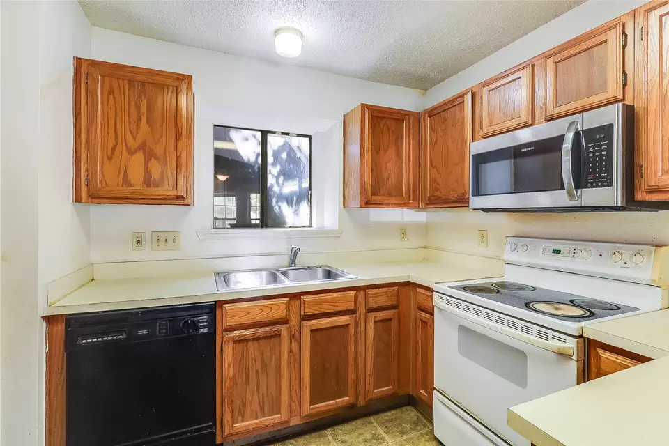 Kitchen - 1728 Hackamore St, Mesquite, TX 75149 photo 1 of 2