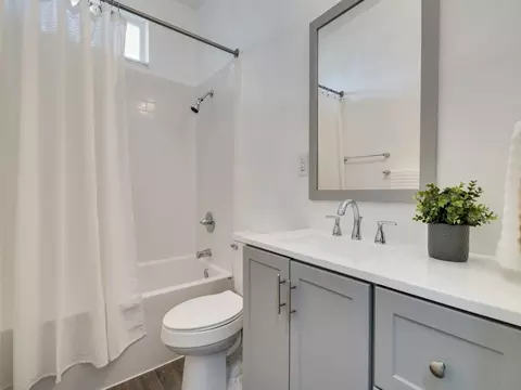 Bath - 530 Maple St, Commerce, TX 75428 photo 2 of 2
