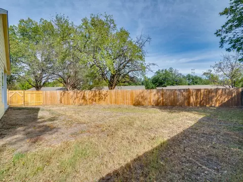 Exterior - 530 Maple St, Commerce, TX 75428 photo 5 of 6