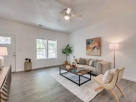 Living - 530 Maple St, Commerce, TX 75428 photo 2 of 4