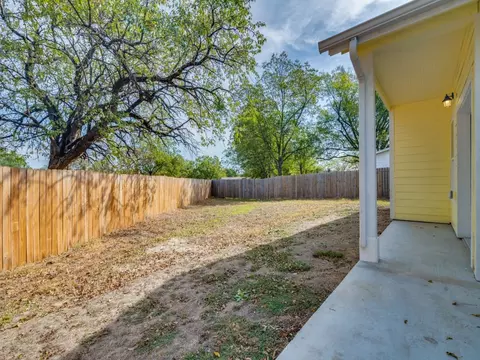 Exterior - 530 Maple St, Commerce, TX 75428 photo 4 of 6