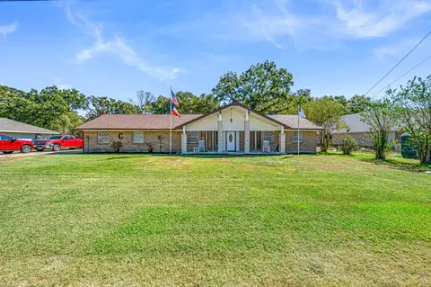 1075 Oak Ridge Dr, Terrell, TX 75160
