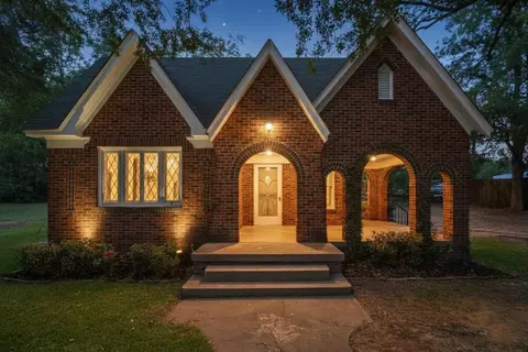 233 E Broadway Ave, Gladewater, TX 75647