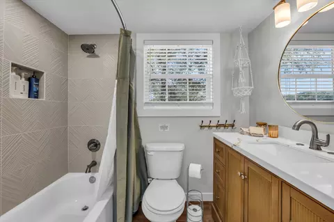 Bath - 1745 Meixner Rd, Waco, TX 76705 photo 4 of 5