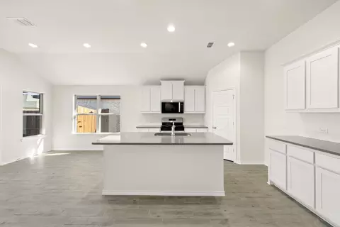 Kitchen - 304 Comanche Dr, Cleburne, TX 76033 photo 3 of 4