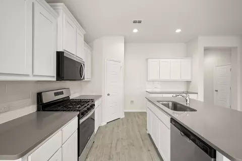Kitchen - 304 Comanche Dr, Cleburne, TX 76033 photo 4 of 4