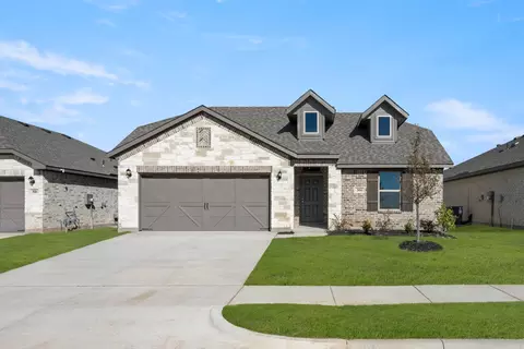Exterior - 304 Comanche Dr, Cleburne, TX 76033 photo 3 of 5