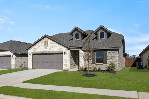 Exterior - 304 Comanche Dr, Cleburne, TX 76033 photo 4 of 5