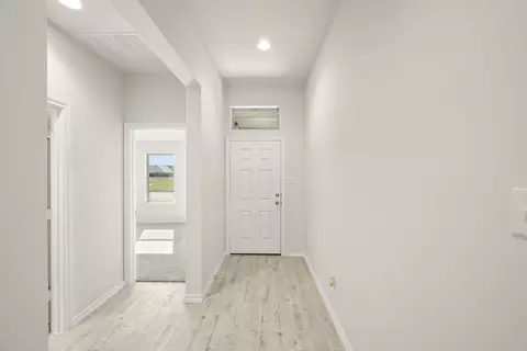 Entry Way - 304 Comanche Dr, Cleburne, TX 76033 photo 1 of 2