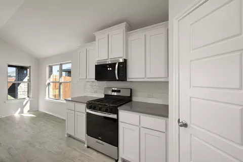 Kitchen - 304 Comanche Dr, Cleburne, TX 76033 photo 1 of 4