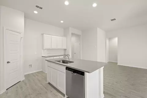 Kitchen - 304 Comanche Dr, Cleburne, TX 76033 photo 2 of 4