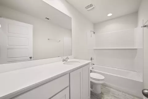 Bath - 304 Comanche Dr, Cleburne, TX 76033 photo 4 of 4