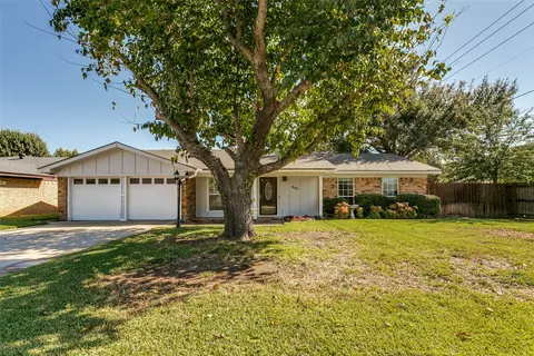 800 Prestwick St, Bedford, TX 76022