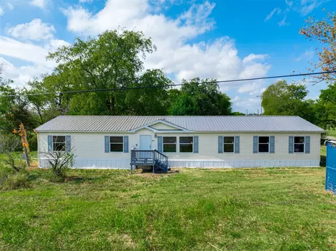 910 Pacific St E, Honey Grove, TX 75446