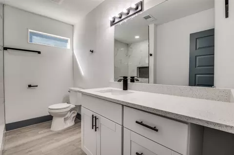 Bath - 712 E 3rd St, Irving, TX 75060 photo 3 of 3
