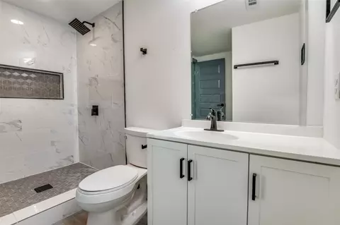 Bath - 712 E 3rd St, Irving, TX 75060 photo 2 of 3