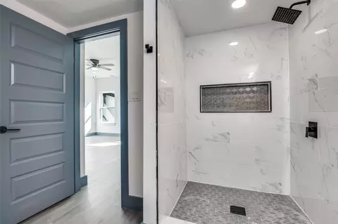 Bath - 712 E 3rd St, Irving, TX 75060 photo 1 of 3