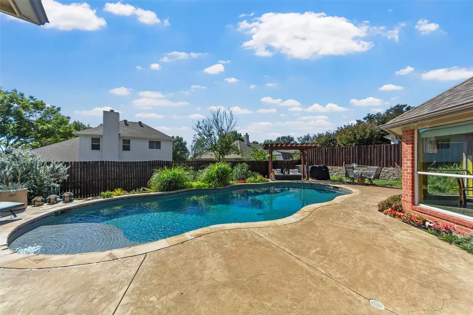Exterior - 508 Santa Barbara Dr, Keller, TX 76248 photo 6 of 7