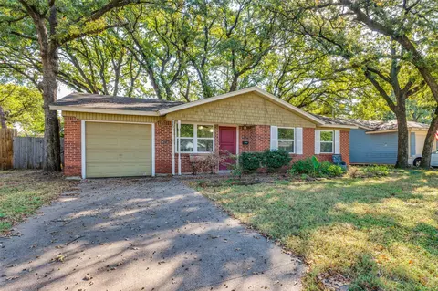 803 Clover Park Dr, Arlington, TX 76013