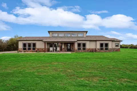 812 Mckenzie Rd, Tioga, TX 76271