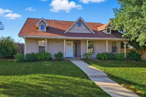 1130 Woodrow Dr, Lewisville, TX 75067