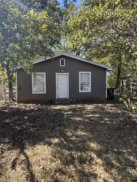 1103 N Walnut St, Cleburne, TX 76033