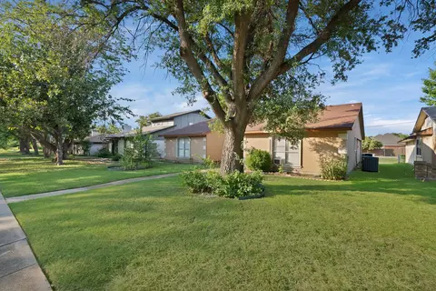 2913 Green Oaks Dr, Garland, TX 75040