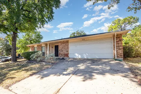 2808 Treeview Dr, Arlington, TX 76016