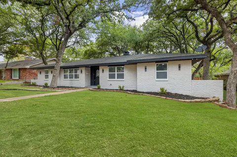 810 Sharpshire St, Grand Prairie, TX 75050