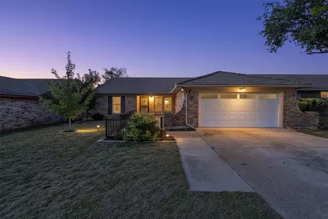 2912 Southpark Ln, Fort Worth, TX 76133