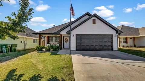 221 Lovers Path Dr, Springtown, TX 76082