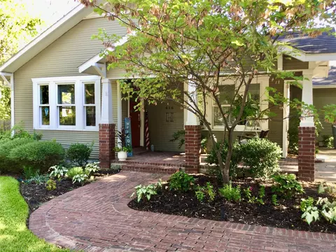 416 W College St, Grapevine, TX 76051