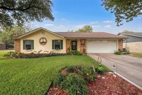 221 Crockett Ln, Hewitt, TX 76643