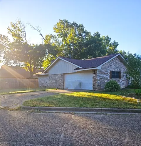 910 Saint Charles Ct, Marlin, TX 76661